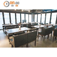 餐廳近100個座位，環境幽靜，更設有露天位置，客人可在外欣賞尖沙咀景色。