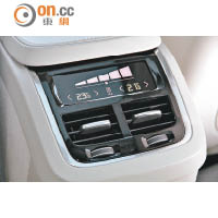 車上設有四區域電子恒溫系統，後排左右冷暖氣都可獨立調校。