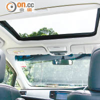 車頂設有電動天窗，增加車廂開揚感。