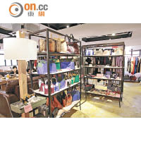 Café設有時裝及飾物專櫃，寄賣本地設計師的作品，以支持本地創作。