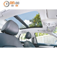大面積天窗天幕讓車廂更感開揚外，亦增加了空間感。