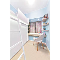 因書房的窗戶長關，設計師以天藍色來布置，配合一組白色床櫃，營造舒適氛圍。