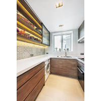 開放式廚房的木製廚櫃，實用易襯。