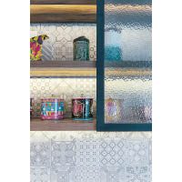 吊櫃櫃門以水紋玻璃設計，跟圖案瓷磚相映成趣。