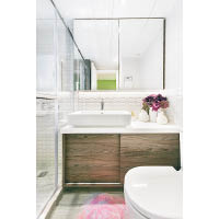 主廁及客廁都用了白色格仔瓷磚，簡約中不失層次感。設計師刻意縮小淋浴間，令洗手台更闊落實用。