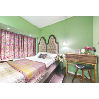 主人房以深綠色為主調，配襯古典床頭板、粉紅色碎花窗簾，令房間瀰漫獨特的異國風情。