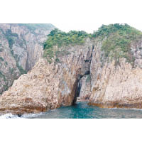 第3條生態路線：穿越吊鐘洞<br>位於滘西洲的吊鐘洞高達30米，有機會扒獨木舟穿越其中。