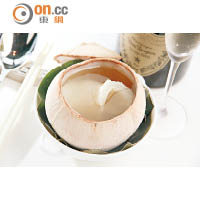 原個椰子皇花膠燉雞 套餐湯羹是用原隻老雞燉2小時成雞湯底，加入椰子水後再放回椰皇內燉1小時，清甜鮮味。