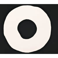 是次拍賣的焦點作品之一（拍品編號4），吉原利用Acrylic顏料的平面特性，在黑色背景上勾畫出輪廓清晰的白色圓形，筆觸厚重，估價為$100萬至$200萬。