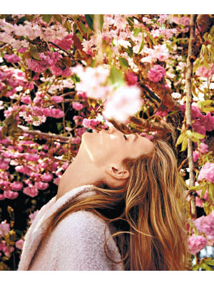 櫻花與粉紅色大衣營造出Tone On Tone的視覺效果，浪漫感十足。
