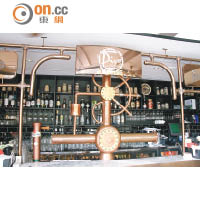 酒吧以黃銅管和巨大的銅牌等營造出中歐常見的工業風格調。