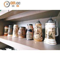 店內置有不少富復古歐陸風格的瓷杯作飾，有些杯身還印有捷克當地的建築或風光，頗具特色。
