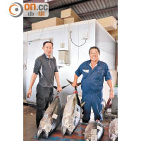 魚市場負責人國吉齊（右）跟店家老闆每天5點便開始為市場打點一切，準備拍賣。