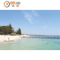 西澳的酒莊和沙灘可能只是毗鄰左右，旅遊點不會相隔太遠。