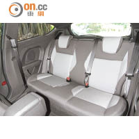 採用雙色配襯的後座，為乘客帶來舒適的乘坐享受。