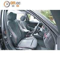 駕駛席設有電動調校，並附設位置記憶功能。