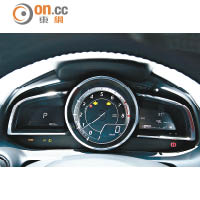 加有金屬框架的錶板組合，造型充滿動感兼帶來豐富行車資訊。