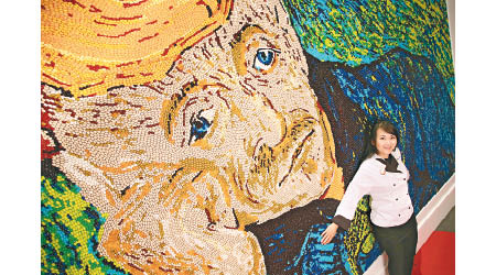 Michelle Wibowo專程來港，製作3米高、4米闊的糖果畫《嘉舍醫師的畫像》，給觀眾帶來快樂的色彩。