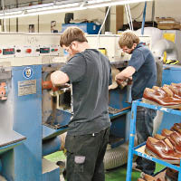工匠們埋頭苦幹為每雙皮鞋逐一打磨，務求產品100分才出口。