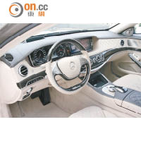 秉承Mercedes-Maybach氣派的車廂裝潢，軚環特別鑲有高級桃木。