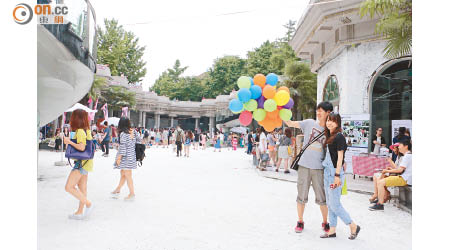 七彩氣球為市集主題添了生趣，遊客們都爭住拍照。