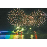 今年澎湖還特別在8至10月加開多場「光雕花火秀」，最後一場在10月3日才結束。