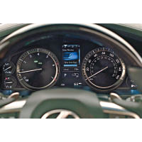雙圓形儀錶配合中間的4.2吋顯示屏，提供豐富的行車資訊。