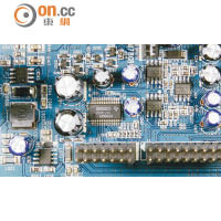 採用高階DAC晶片Burr-Brown PCM1796，支援24-bit 192kHz解碼及升頻功能。