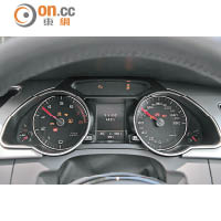 雙圈式儀錶板中間設有小屏幕，清晰顯示各項行車資訊。