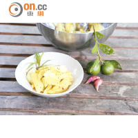 越式青杧果沙律<br>味道充滿東南亞風味的沙律有齊青杧果和青蘋果兩種不同的口感，味道包含甜、酸和辣，非常醒胃。