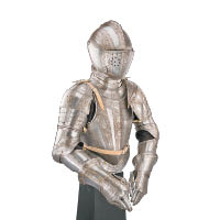 北意大利鋼盔<br>約1590年產於米蘭，背面蓋有馬爾他十字紋章，是Peter Finer的焦點展品之一。