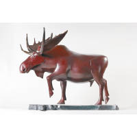 Daniel Daviau《駝鹿》<br>曾於中環滙豐銀行總部外展出，雕塑線條純淨，形態優雅，作品取材反映藝術家對稀有動物的興趣。