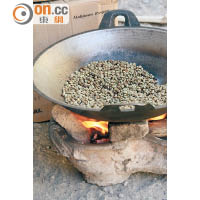 2.咖啡豆用柴火烤烘，炒時滲出陣陣木香。