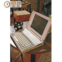 圖中的電腦道具，完全出賣了《Friends》及其觀眾的出生年代。