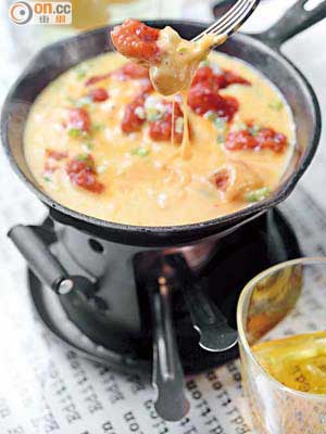 Spicy Chicken Bite Cheese Fondue $68<br>炸至脆卜卜的雞肉粒，沾滿混合了兩種芝士及泡菜的醬汁，又香又辣又惹味，好好吃。