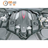 加入Twin Turbo雙渦輪增壓器的3.8公升V8引擎，530hp馬力隨時一觸即發。
