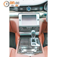 車上一套MTC多媒體系統，以設於中控台上的8.4吋輕觸式屏幕為重心。