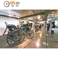 展館前身為鋼鐵家具工廠，故空間比戴姆勒紀念博物館大得多。