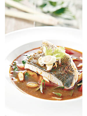 冬蔭功湯搭配鮮甜海鱸魚，香辣惹味中又帶鮮甜，出奇地美味。