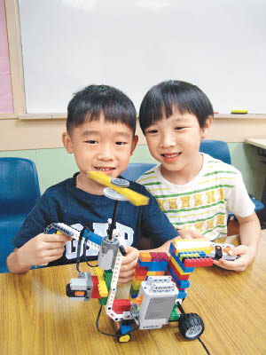 課程以小朋友熟悉的家庭用品作為主題，能令首次接觸積木玩具的小朋友產生興趣。