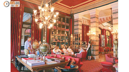 酒店的茶室藏書量相當豐富，在此「探案」氣氛一流。