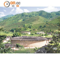 漳州的華安土樓群構造獨特，例如二宜樓像個圓形薄餅，吸引各地遊客專程到訪。