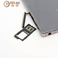支援nanoSIM卡槽，另可插上最多200GB microSD記憶卡。