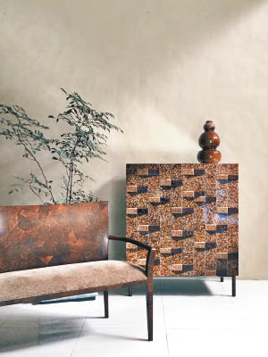 Carlo Pessina將峇里島的樸素，糅合了歐亞文化的特色，打造時尚家具如ALTA Double Arm Chair（左）、Babar Cabinet（右）。