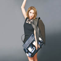 型格打扮的崔乘飛配上毛毛元素的TODS Wave Bag，展現不同的女人味。