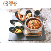 Stone Bowl Risotto $194<br>賣相帶有亞洲風味的意大利飯，客人可依喜好加蝦湯，以調校合乎個人口感、煙韌及濕潤度。
