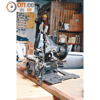 專門用來製作鎖鏈腳的舊式UNION SPECIAL MACHINE CO.鎖鏈腳縫紉機，已經買少見少。