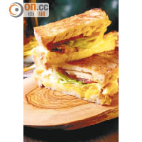 London House Club Sandwich $168<br>烘脆了的麵包夾着番茄、生菜、雞肉及芝士等餡料，半溶的芝士不會太膩滯，吃起來清新爽口。