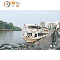 每日下午5點半，古晉市海濱公園碼頭都有雙層遊船載人遊船河。