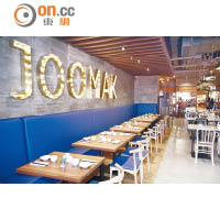 餐廳裝潢完全擺脫傳統韓國餐廳的老土感覺，水泥牆身配木紋枱及大吊燈的工業風格，型格時尚。